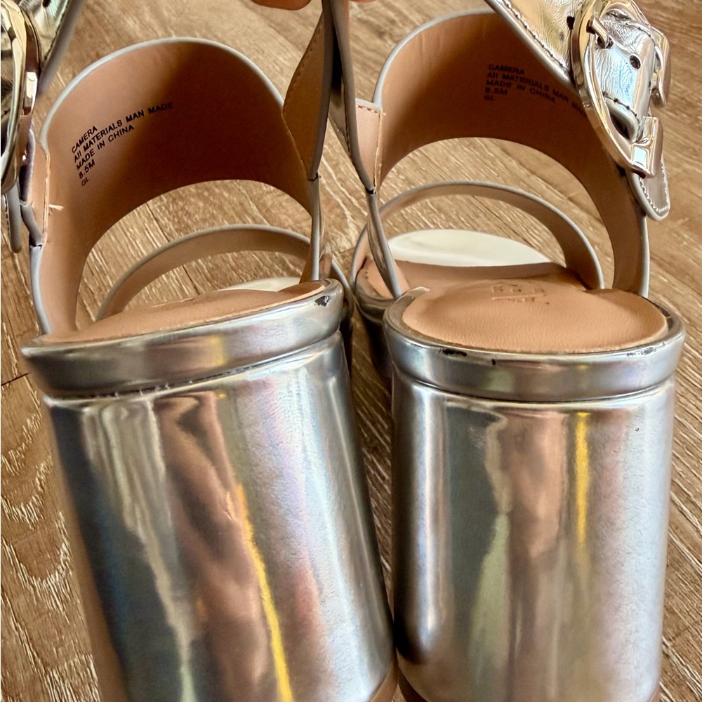 Aerosoles Camera Platform Sandal in Metallic Silver (8.5) - Picture 3 of 6